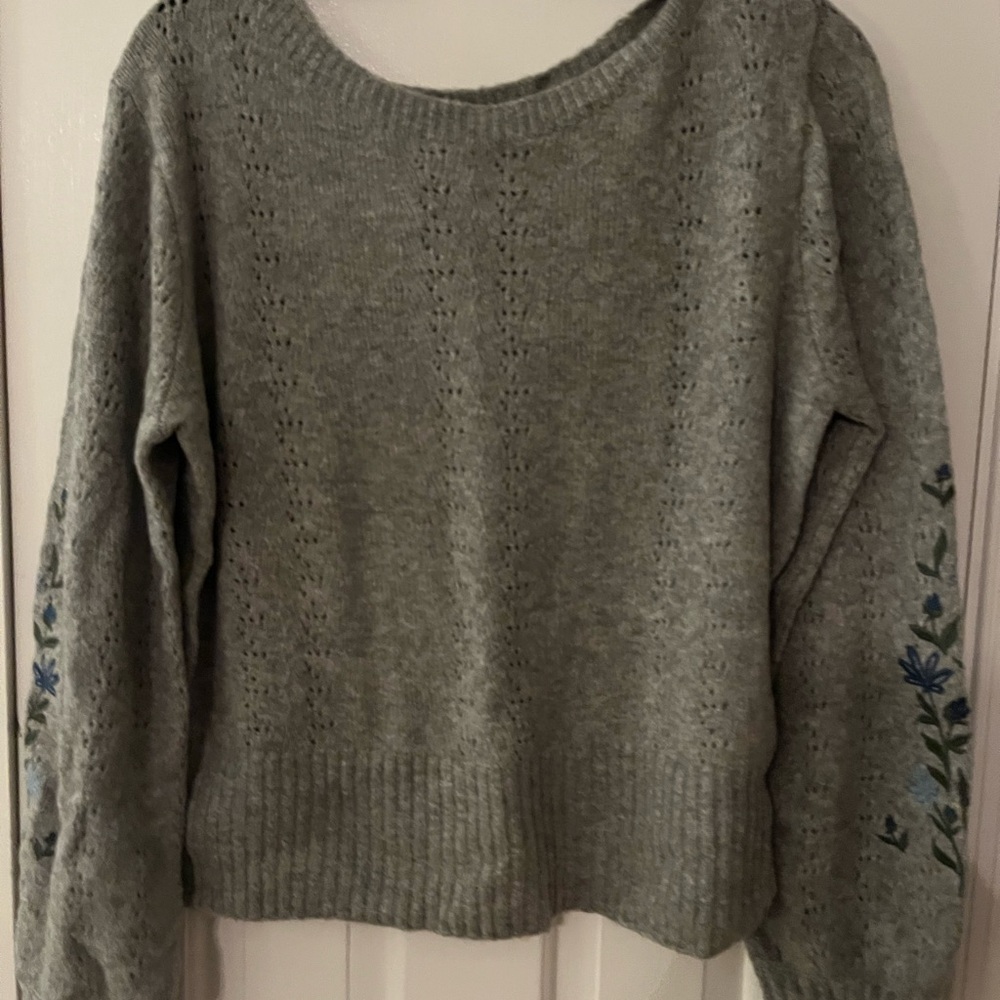 Abercrombie Kids Gray Sweater size 17/18 with Blue Floral Details